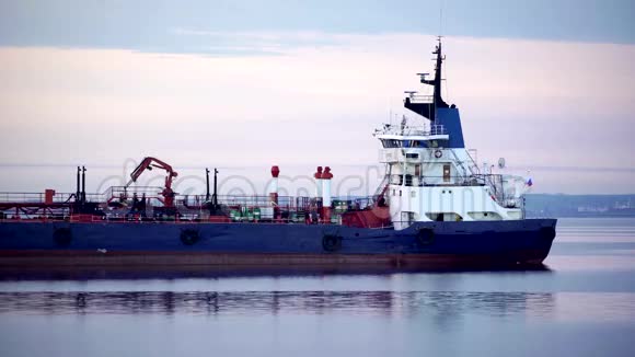 俄罗斯货船在夏季日出的大河上视频的预览图
