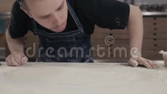 披萨烹饪工艺用硅胶糕点刷制作披萨基地木制背景俯视图视频的预览图