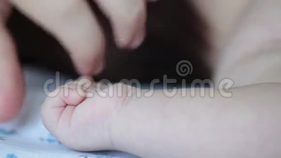 母亲和新生婴儿的手指视频的预览图