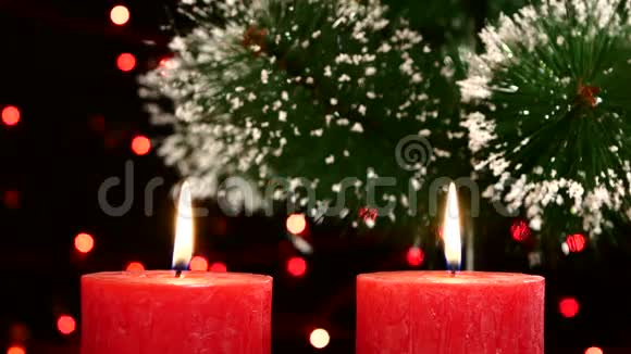上面有两支红色蜡烛和圣诞装饰视频的预览图