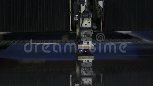 工业机器人激光切割机切割金属零件视频的预览图