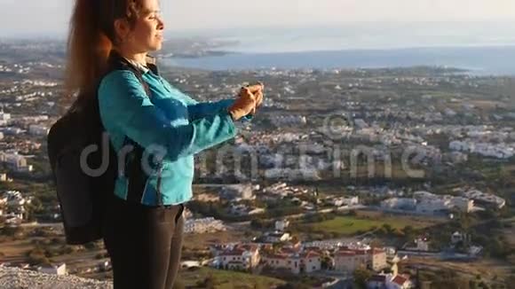 女人用智能手机拍照旅行概念视频的预览图