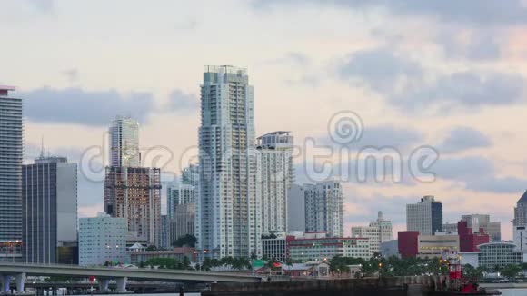 迈阿密市区日落桥公寓大楼观美国4k时光视频的预览图