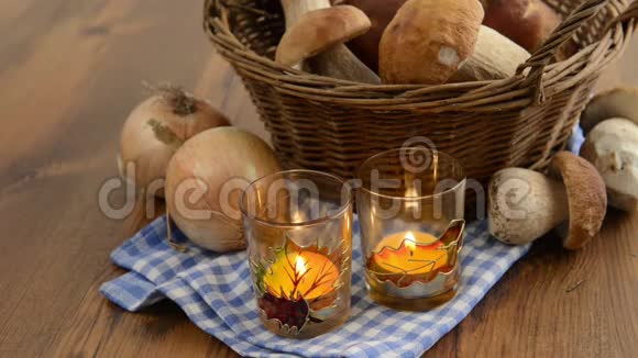 竹篙蘑菇放在篮子里点燃蜡烛视频的预览图