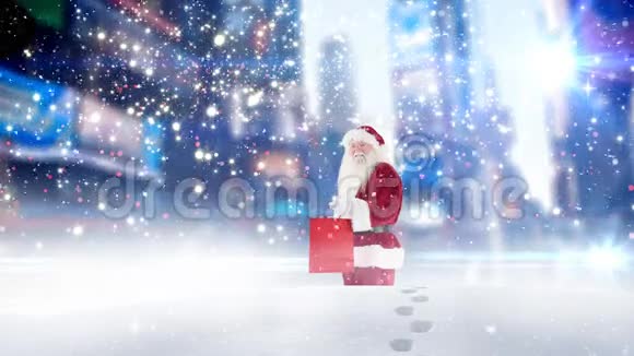 圣诞老人在大雪和降雪中散步视频的预览图