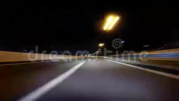 晚上穿越东京的大都会高速公路视频的预览图