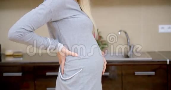 怀孕的妈妈在厨房洗澡视频的预览图