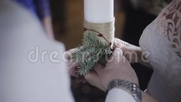 新婚夫妇手中的婚礼蜡烛视频的预览图