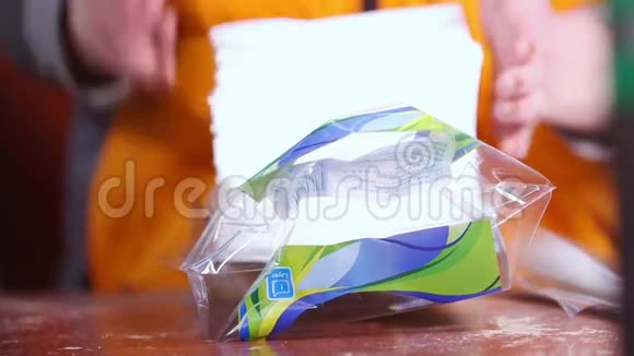 工人包装吸水纸的详细视图视频的预览图