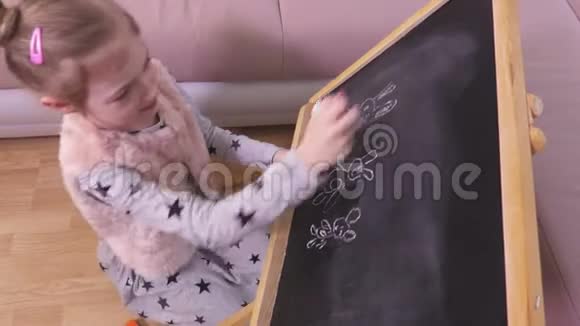 小女孩正在黑板上画画视频的预览图
