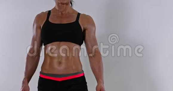 女人的肌肉腹部视频的预览图