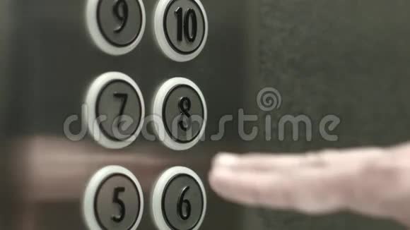在电梯里男人按下八楼的按钮视频的预览图