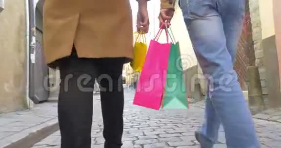 带着购物袋在塔林散步的人们视频的预览图