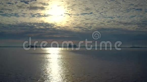 夏季日出时乘渡船在大湖上的鸟瞰视频的预览图