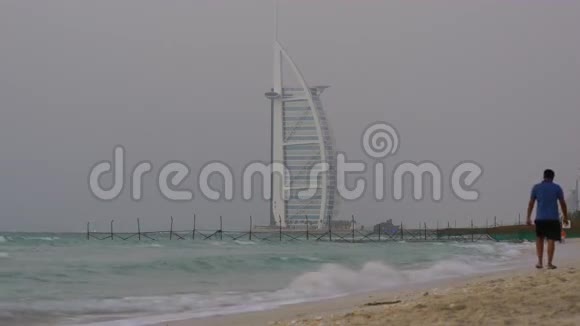 迪拜著名酒店步行海滩景观4k阿联酋视频的预览图