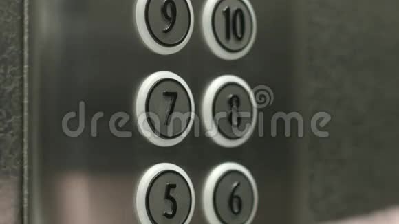 人在电梯里按下七楼的按钮视频的预览图
