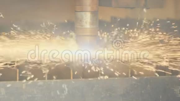工业等离子激光切割金属板视频的预览图