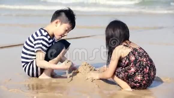 快乐的亚洲孩子在沙滩上玩沙视频的预览图