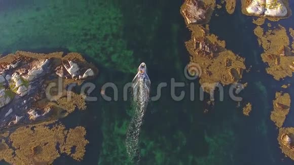 河的顶部景色和靠近岩石的船挪威视频的预览图