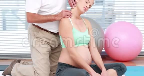 孕妇做颈部按摩视频的预览图