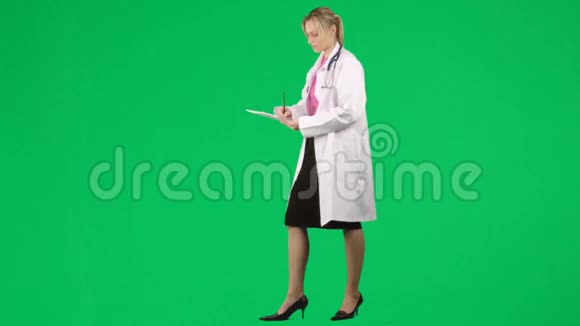 女医生在绿色屏幕上写笔记视频的预览图