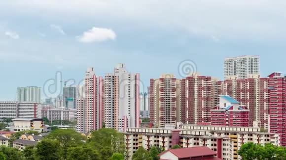拥有摩天大楼和传统公寓的新加坡城市新加坡之家之夜视频的预览图