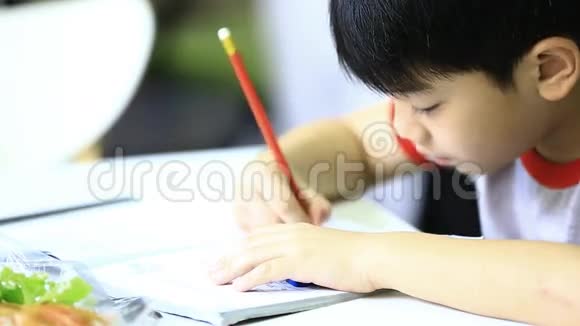 亚洲孩子一边做作业一边吃饭视频的预览图