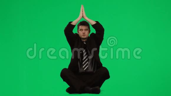做瑜伽的商人商务放松的概念视频的预览图