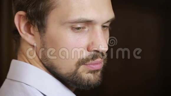 英俊的时尚模特男子肖像与绿色的眼睛和微笑接近胡须视频的预览图