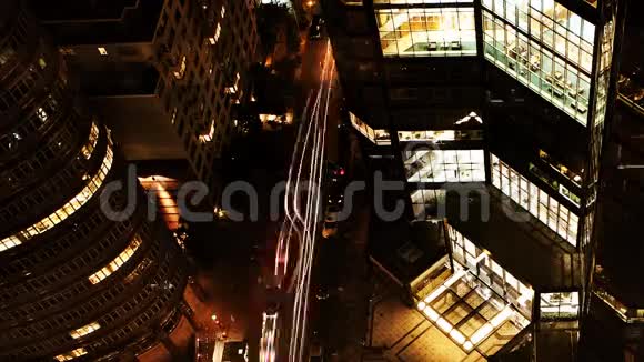 纽约摩天大楼间的夜景放大视频的预览图