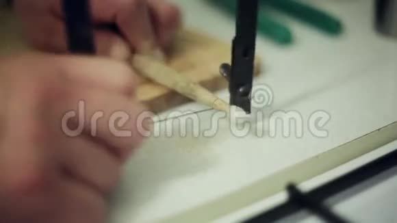人用切奶酪刀在木制厨房板上切一块鼓棒视频的预览图