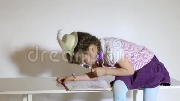 小女孩用百叶窗看书视频的预览图