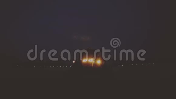 拖拉机喷雾器晚上在雾中的田野视频的预览图