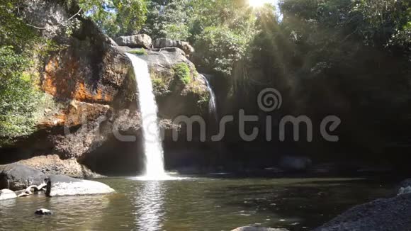 美丽的深林瀑布在海乌苏瓦特瀑布高耀国家公园视频的预览图