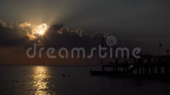 海上美丽的日落地中海码头的剪影视频的预览图