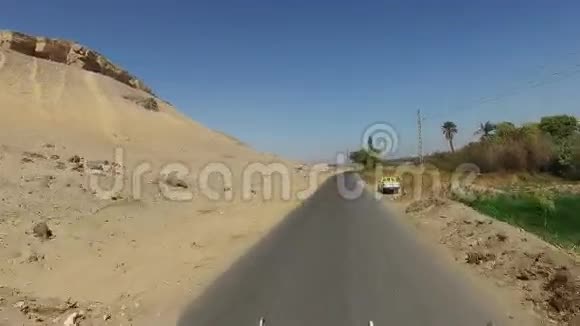 埃及阿斯旺的沙漠之路视频的预览图