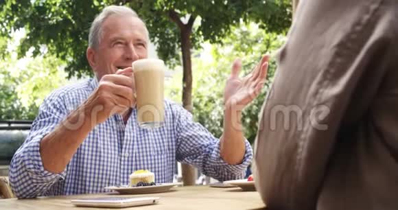 老人边喝咖啡边说话视频的预览图