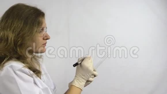 实验室的妇女在实验室的烧瓶上写着识别号码视频的预览图
