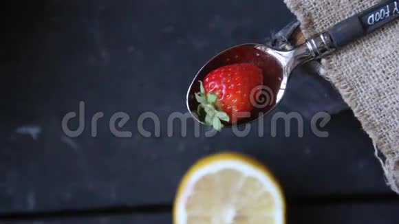 草莓和柠檬食物背景视频的预览图