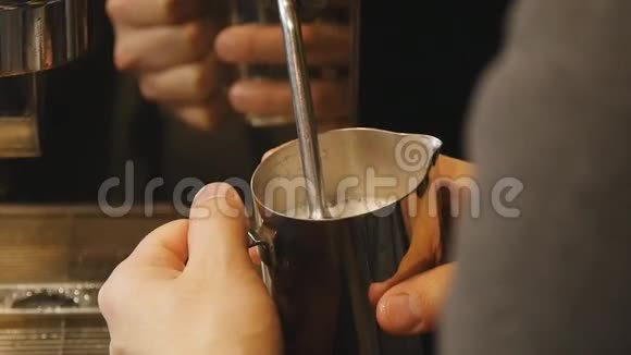 咖啡师为拿铁或卡布奇诺蒸牛奶视频的预览图