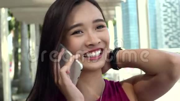 亚洲女孩在户外打电话聊天视频的预览图