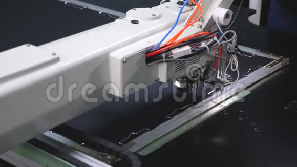 机器人在裁剪生产线上工作电脑控制缝纫机针绣图案视频的预览图