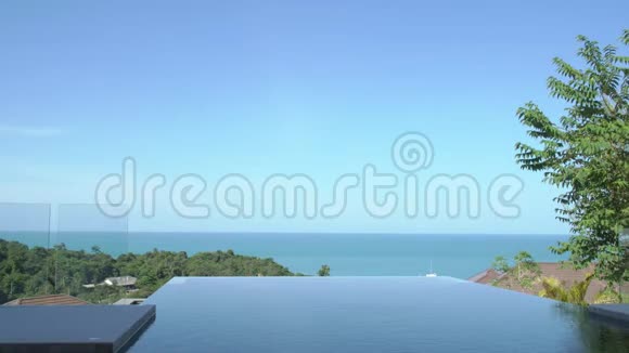 可欣赏海景的豪华无限边缘游泳池表面视频的预览图