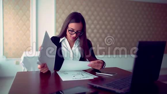 女商人拿着文件在咖啡店工作年轻女孩的生活方式与平板电脑坐在咖啡馆里严重视频的预览图
