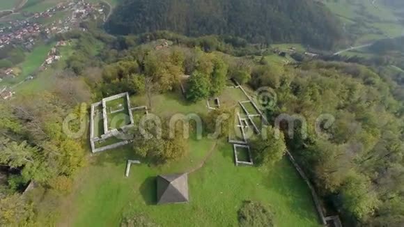 山上有城堡废墟的美丽景观视频的预览图