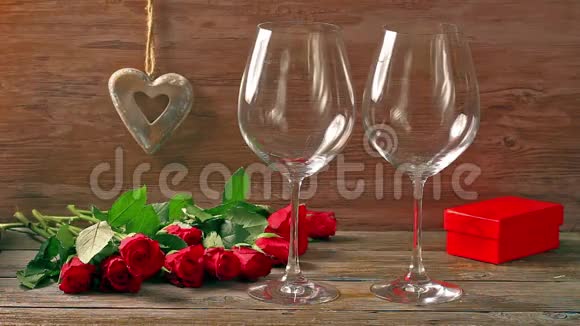 情人节安排有红玫瑰和两个酒杯视频的预览图