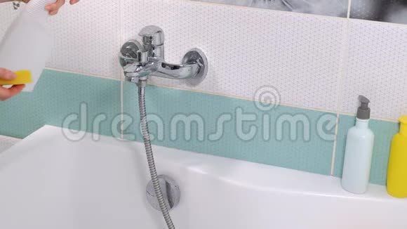 一个女人在家洗澡女洗浴缸和水龙头视频的预览图