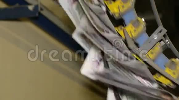 报纸沿着工厂的装配线移动视频的预览图