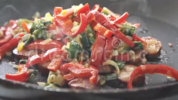 烹饪和油炸蔬菜视频的预览图