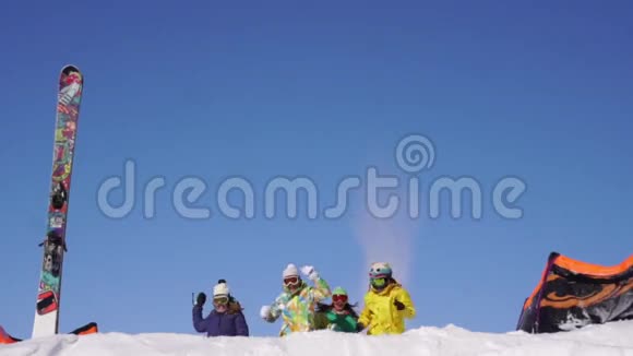 4四个年轻人喜欢雪山视频的预览图